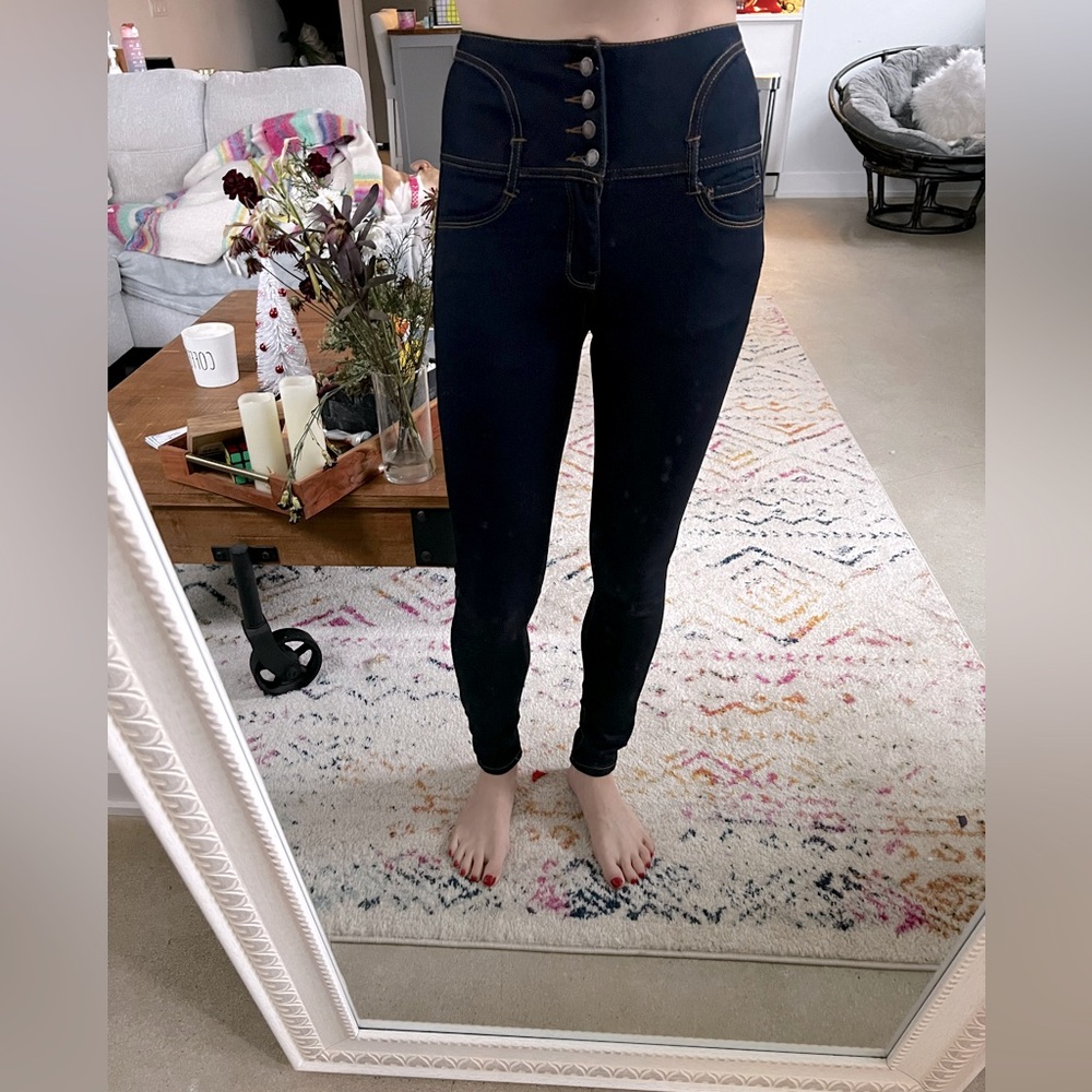 Dark blue high waisted jeans.